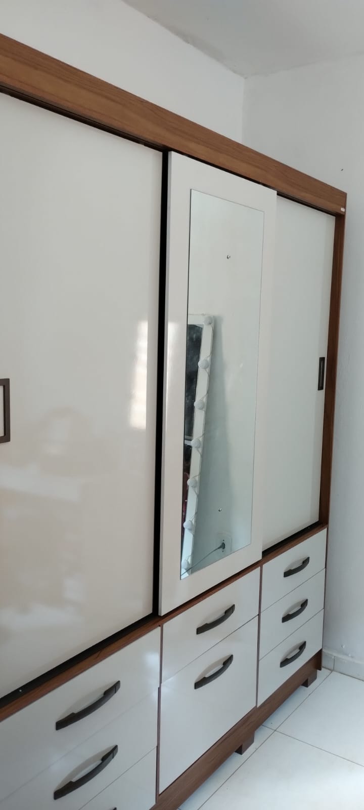 Guarda-roupa branco planejado com espelho