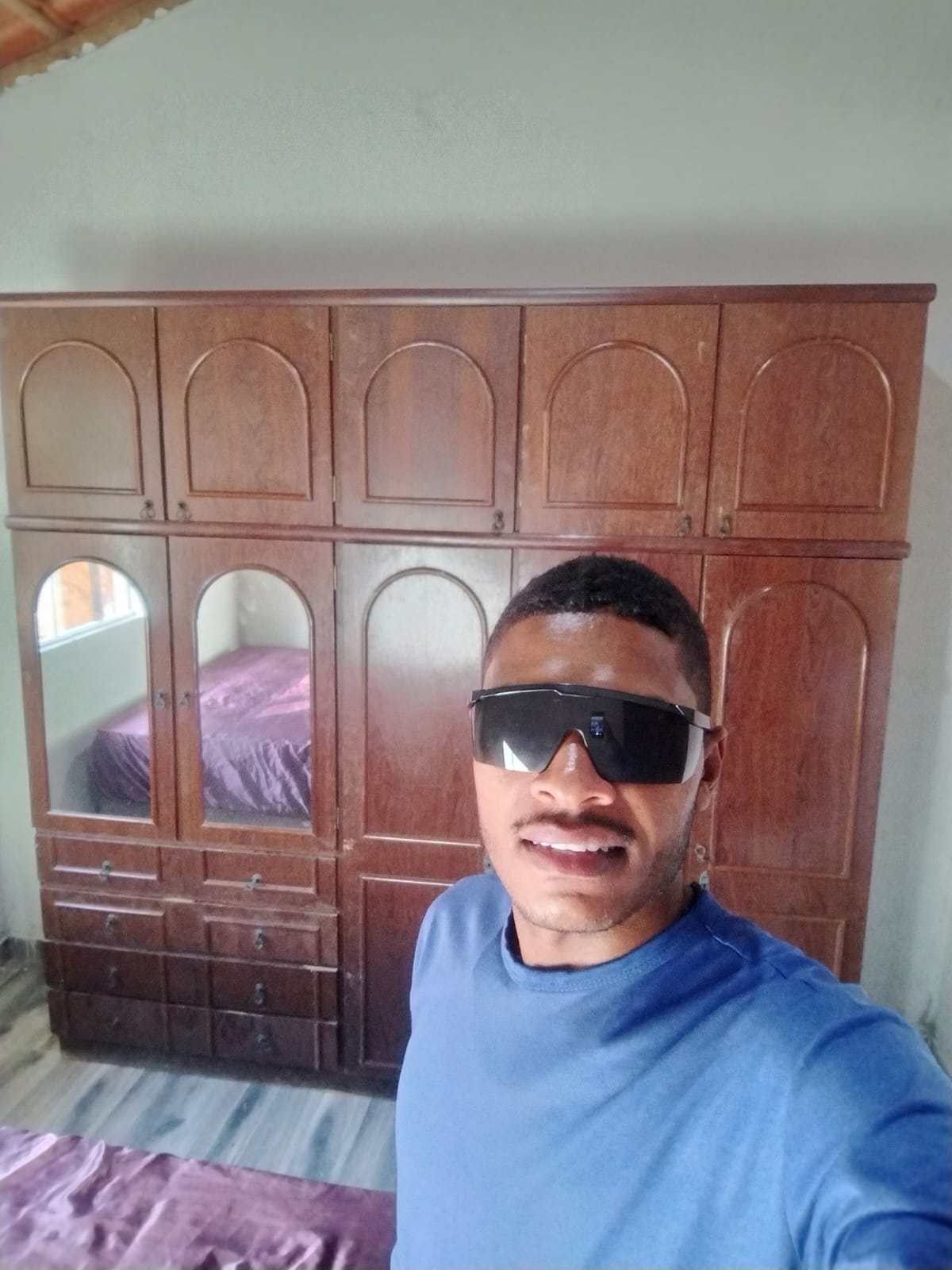 Alex com guarda-roupa clássico montado